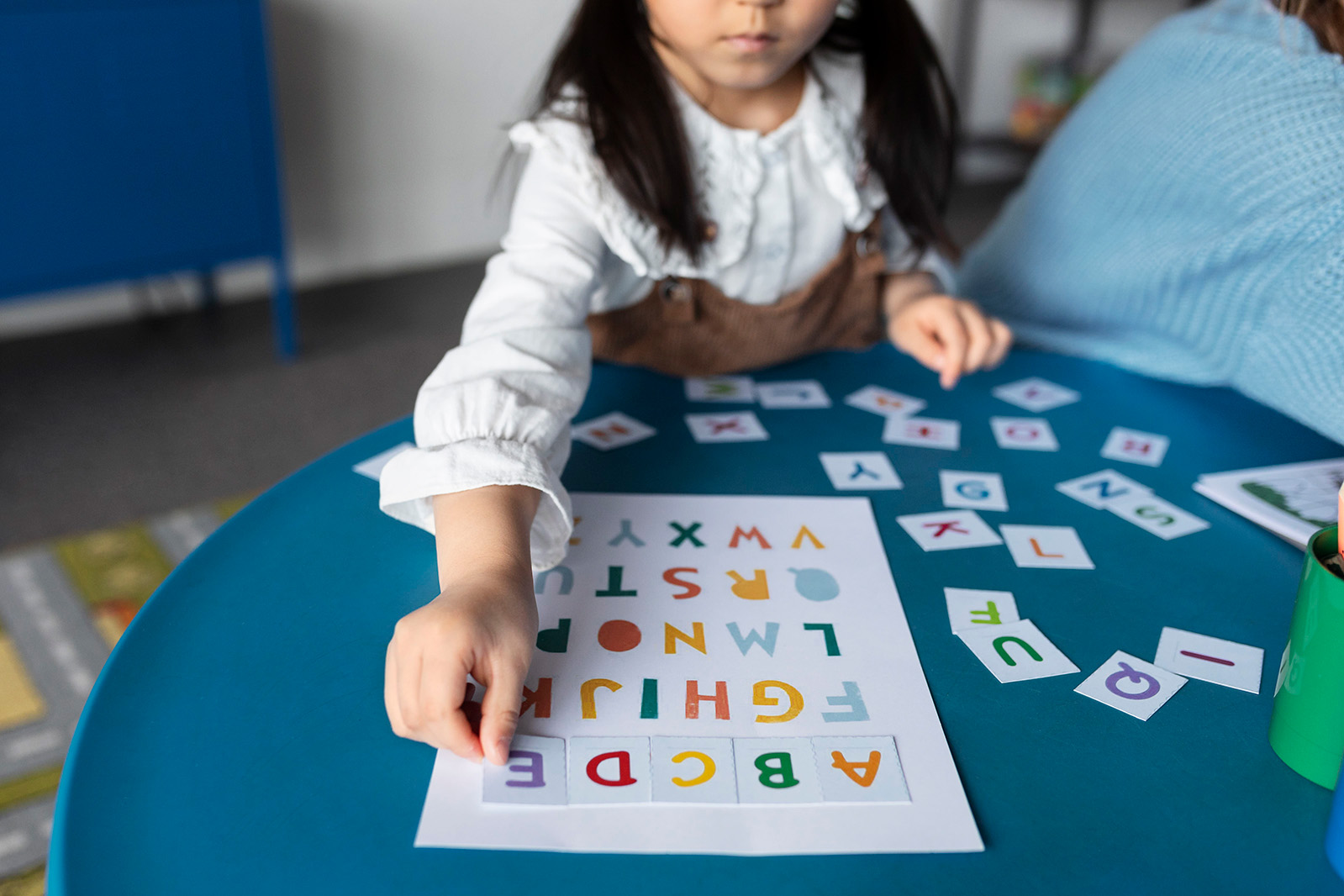 Aluna aprendendo o alfabeto