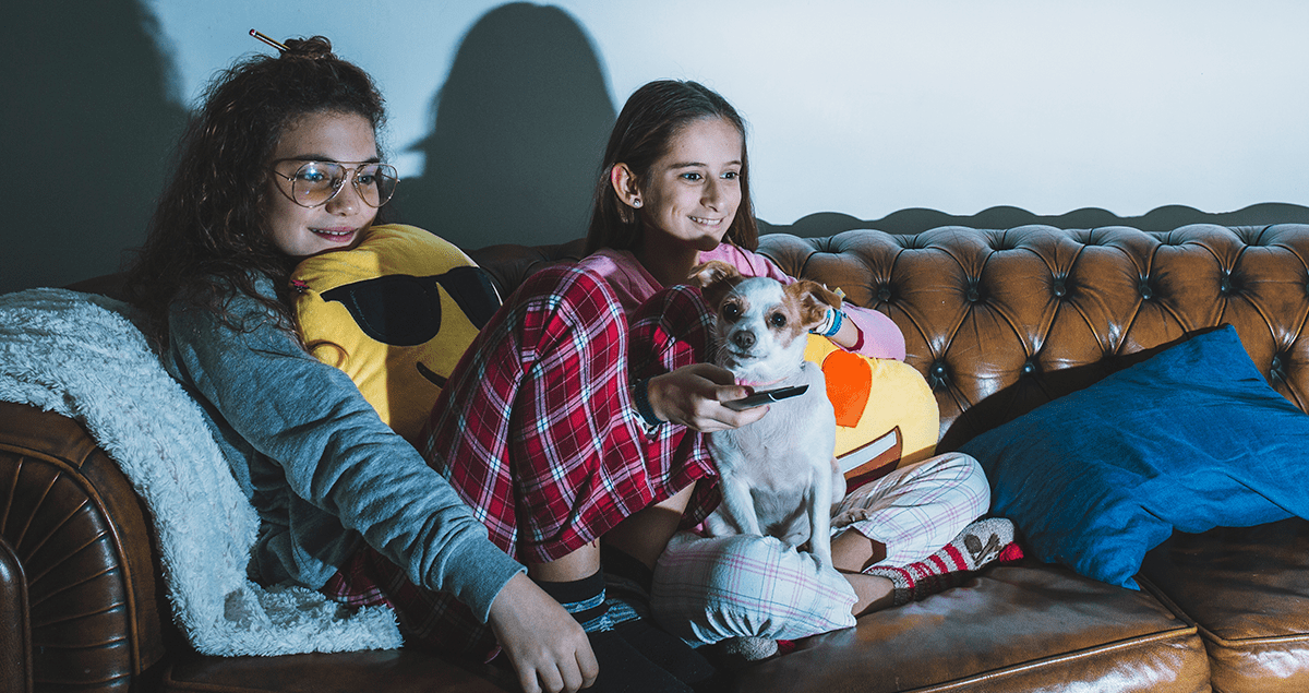 Crianças vendo filme com cachorro