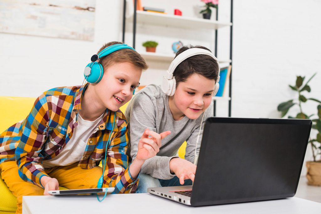 Crianças aprendendo inglês através do computador